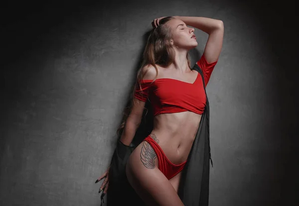 Mooie Jonge Vrouw Rode Bikini Zwart Het Geheel Genomen Poseren — Stockfoto