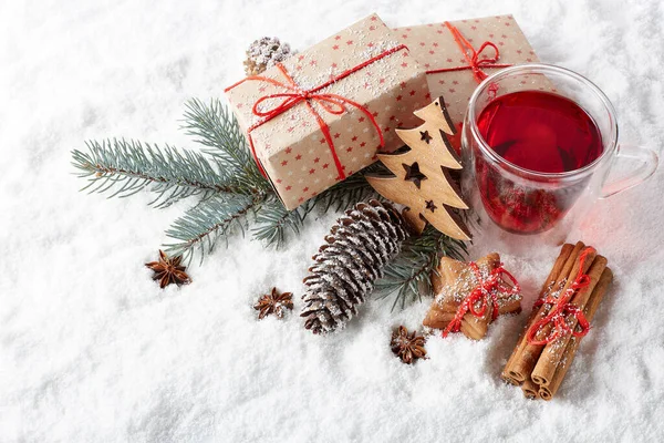 Δέντρο Κλαδί Διακοσμήσεις Μπισκότα Μελόψωμο Και Κουτιά Δώρων Ένα Χειμερινό — Φωτογραφία Αρχείου