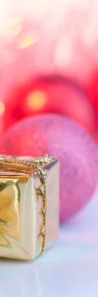 Gelukkig Kerstfeest Nieuwjaar Geschenken Gouden Dozen Een Achtergrond Van Roze Rechtenvrije Stockfoto's