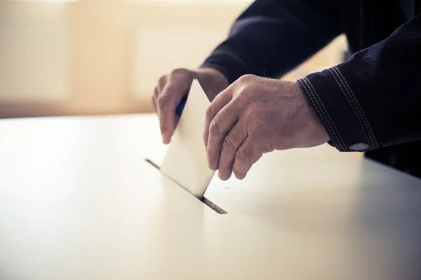 Seçimler Sırasında Sandık Merkezinde Kullanan Bir Kişinin Renkli Görüntüsü — Stok fotoğraf