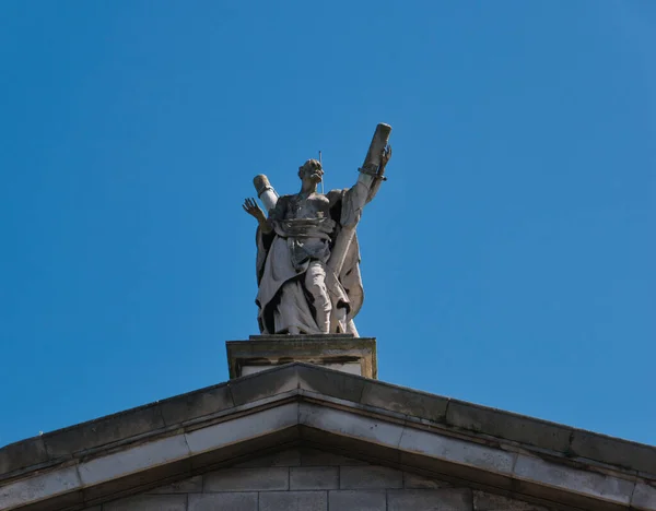 Die Andrew Stude Auf Dem Giebel Einer Kirche Der Stadt — ストック写真