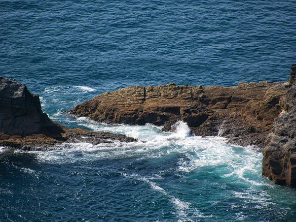 Mar Rompe Una Roca Marrón Atlántico Costa Irlanda — Foto de Stock