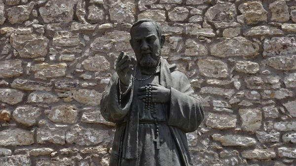 Ένα Άγαλμα Του San Pio Μπροστά Από Μια Πρόσοψη Πέτρα — Φωτογραφία Αρχείου