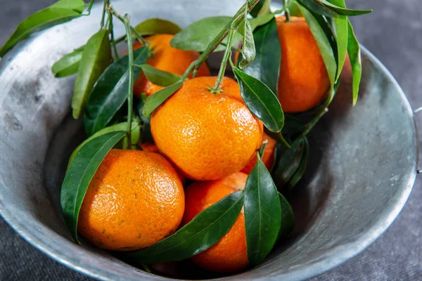 Closeup Tangerines Leaves Metal Bowl — Stock Photo, Image