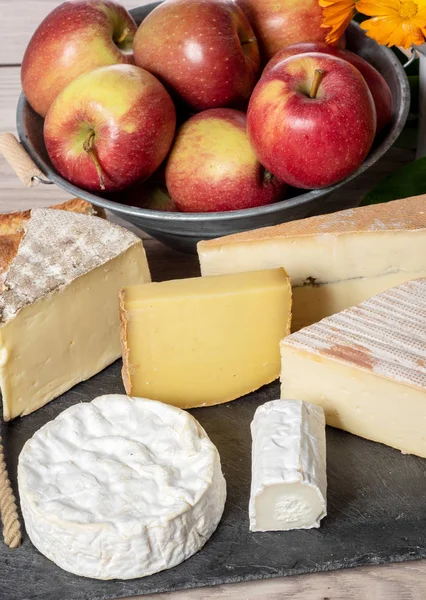 Bazı Elma Ile Farklı Fransız Peynir — Stok fotoğraf