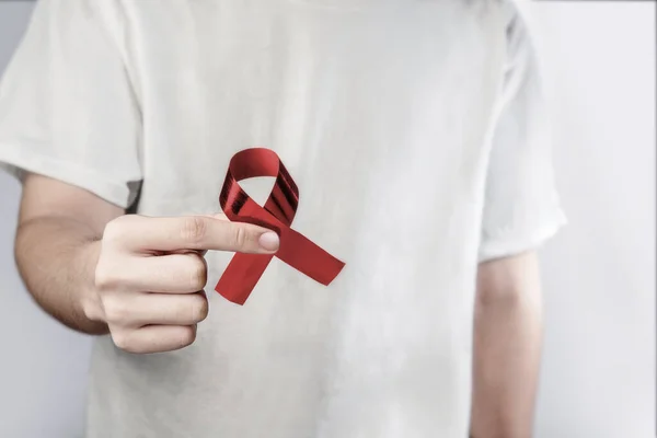 Muž Hospodářství Červenou Stužku Hiv Aids Světový Den Aids — Stock fotografie