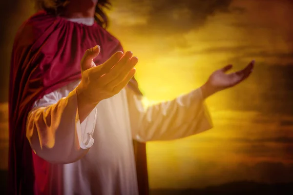 Gesù Cristo Alzando Mani Pregando Con Sfondo Tramonto — Foto Stock