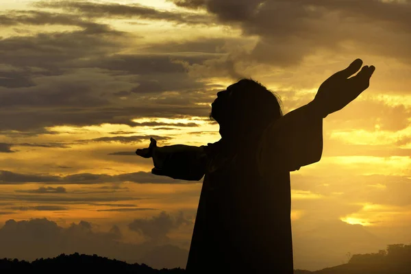 Σιλουέτα Του Ιησού Χριστού Στέκεται Υψωμένα Χέρια Στο Ηλιοβασίλεμα Υπόβαθρο — Φωτογραφία Αρχείου