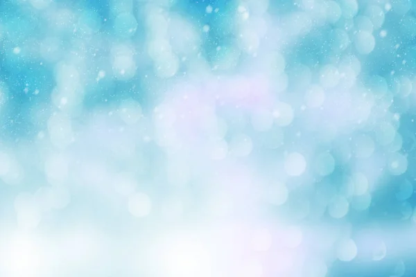 クリスマスと新年のテーマの背景 雪の背景を持つ抽象的な青のぼやけたまたは輝く光 — ストック写真
