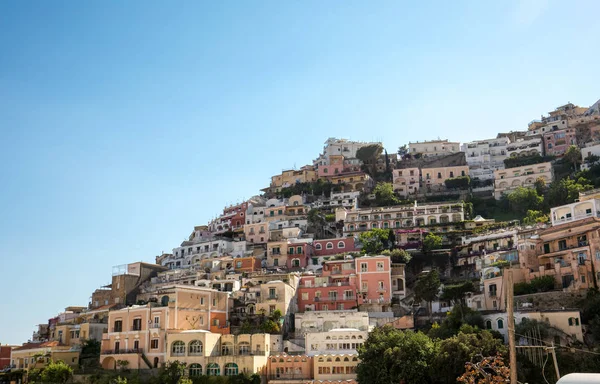 意大利坎帕尼亚 波西塔诺小镇 沿着阿马尔菲海岸 有着许多美丽的色彩和梯田般的房屋 — 图库照片