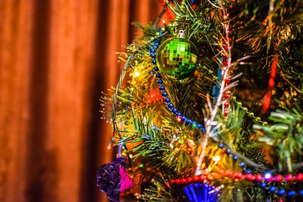 Lametta Und Spielzeug Kugeln Und Andere Dekorationen Weihnachtsbaum Stehen Freien — Stockfoto