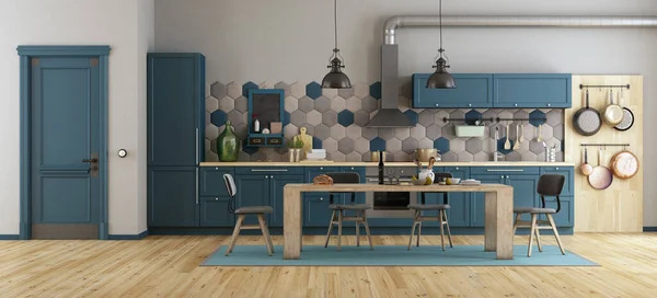 Retro Biru Dapur Dengan Kayu Meja Makan Kursi Dan Pintu — Stok Foto