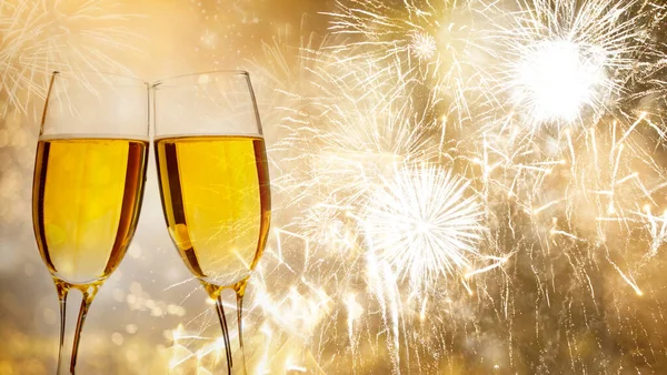 花火で輝く休日背景にシャンパンのグラス — ストック写真