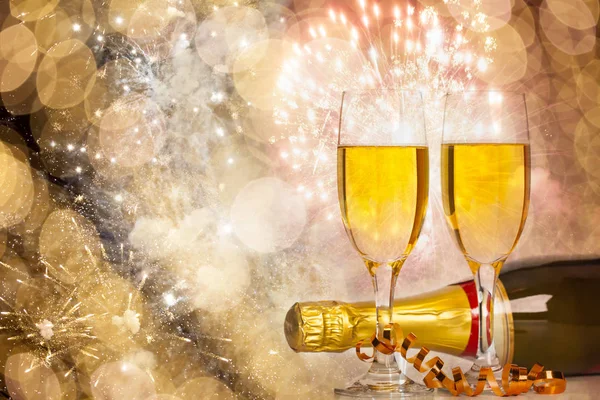 Bicchieri Champagne Sfondo Vacanza Frizzante Con Fuochi Artificio — Foto Stock