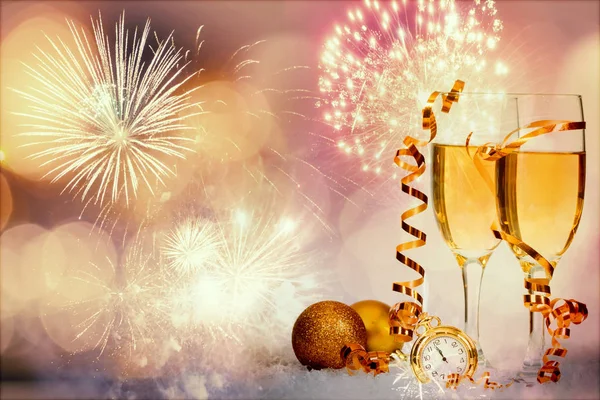 花火で輝く休日背景にシャンパンのグラス — ストック写真