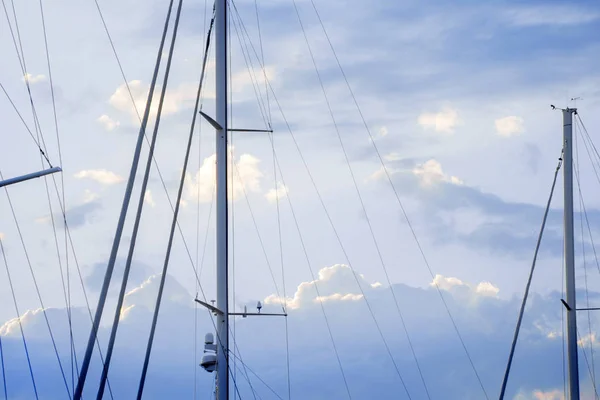 Mástiles Yates Vela Contra Cielo Azul Con Nubes —  Fotos de Stock