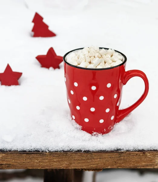 Керамическая Красная Чашка Белыми Точками Польки Горячим Шоколадом Зефиром Снегу — стоковое фото