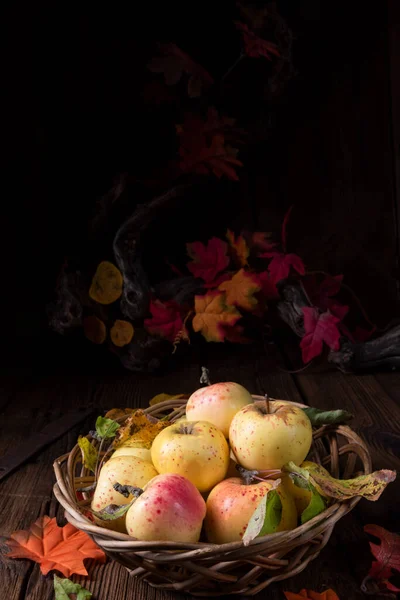 Fresh Tasty Organic Apples Basket — Stock Photo, Image