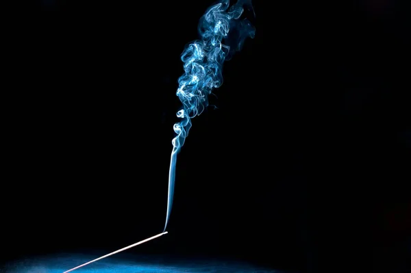 Una Varilla Mística Incienso Ardiente Con Humo Perfumado Utilizado Para — Foto de Stock