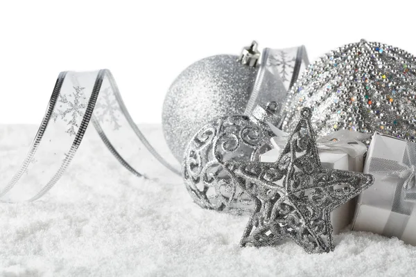Bodegón Navidad Con Bolas Plata Estrellas Cajas Regalo Tumbadas Nieve —  Fotos de Stock