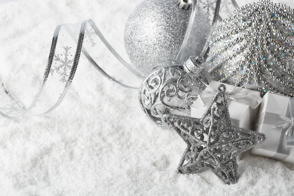 Weihnachtsstillleben Mit Silbernen Kugeln Sternen Und Geschenkschachteln Auf Winterlichem Schnee — Stockfoto