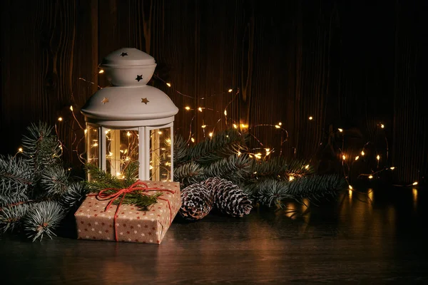 Bodegón Navidad Con Ramas Abeto Caja Regalo Decoraciones Lámpara Sobre — Foto de Stock