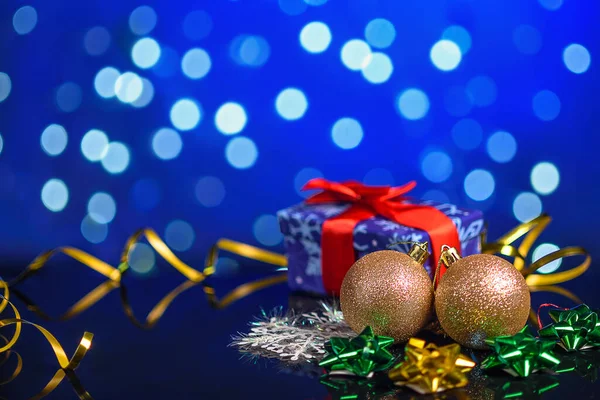 Jouets Cadeaux Décorations Noël Sur Table Avec Réflexion Sur Fond — Photo