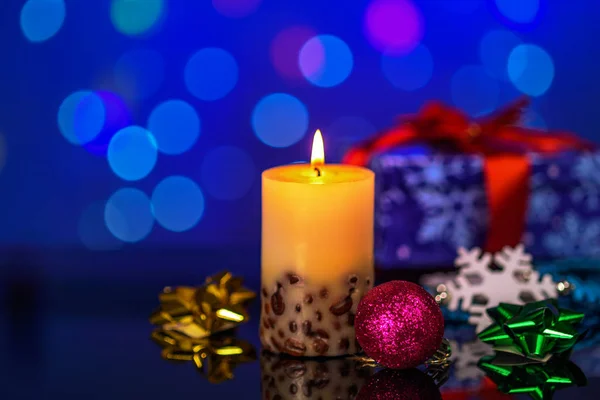 Brennende Kerzen Und Weihnachtsdekoration Auf Dem Tisch Mit Reflexion Auf — Stockfoto