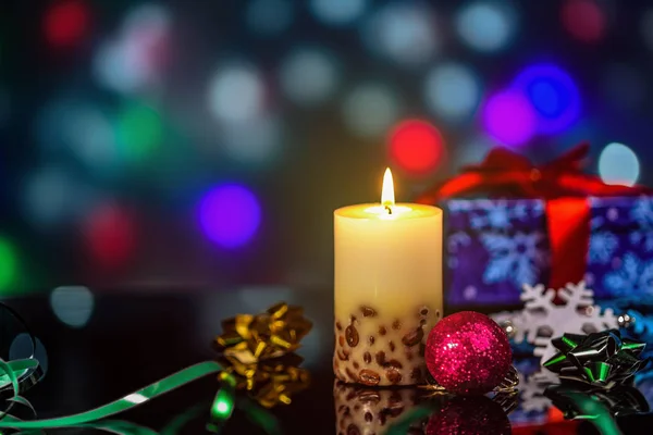 Brennende Kerzen Und Weihnachtsdekoration Auf Dem Tisch Mit Reflexion Auf — Stockfoto