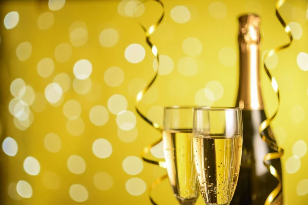 Bicchieri Champagne Sfondo Giallo Bokeh Con Sfondo Sfocato — Foto Stock