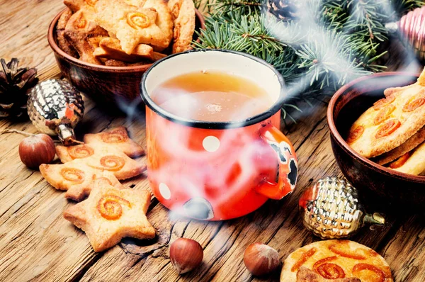 Σπιτικά Χριστουγεννιάτικα Μπισκότα Και Τσάι Ξύλινο Τραπέζι Χριστουγεννιάτικο Ψήσιμο — Φωτογραφία Αρχείου