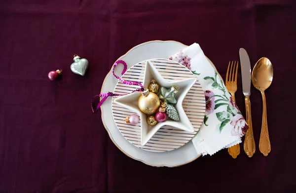 Γιορτινό Τραπέζι Κάθονται Τις Διακοσμήσεις Για Την Περίοδο Των Διακοπών — Φωτογραφία Αρχείου