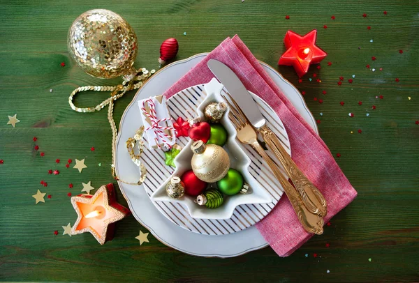 Feestelijke Tafel Zitten Met Decoraties Voor Feestdagen — Stockfoto