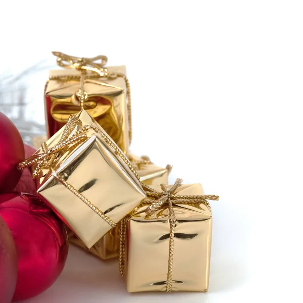 Vrolijke Kerstmis Nieuwjaar Giften Gouden Vakken Rode Kerstballen Zijn Opgestapeld — Stockfoto