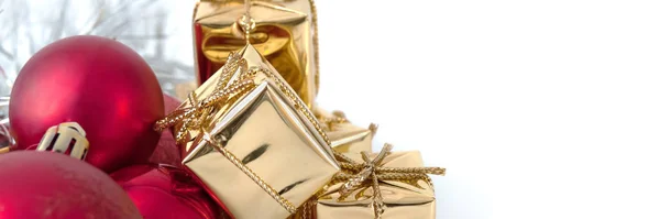 Vidám Karácsony Ajándékok Arany Dobozok Piros Karácsonyi Golyó Halmoztak Fel — Stock Fotó