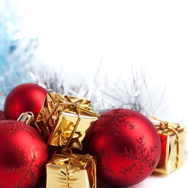 金の箱 赤いクリスマス ボールでメリー クリスマス 贈り物は 左上隅に重ねられます 白背景 — ストック写真