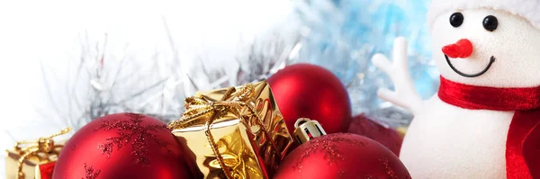 Καλά Χριστούγεννα Πρωτοχρονιά Χιονάνθρωπος Δώρα Χρυσή Κουτιά Και Κόκκινες Μπάλες — Φωτογραφία Αρχείου