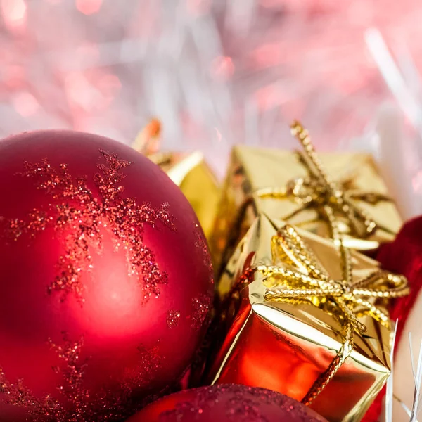 Счастливого Рождества Нового Года Подарки Золотых Коробках Фоне Розового Желтого — стоковое фото