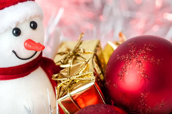 Καλά Χριστούγεννα Πρωτοχρονιά Χιονάνθρωπος Δώρα Χρυσά Κουτιά Και Κόκκινες Μπάλες — Φωτογραφία Αρχείου