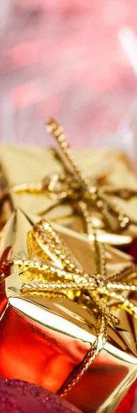 Vrolijke Kerstmis Nieuwjaar Giften Gouden Dozen Een Achtergrond Van Roze — Stockfoto