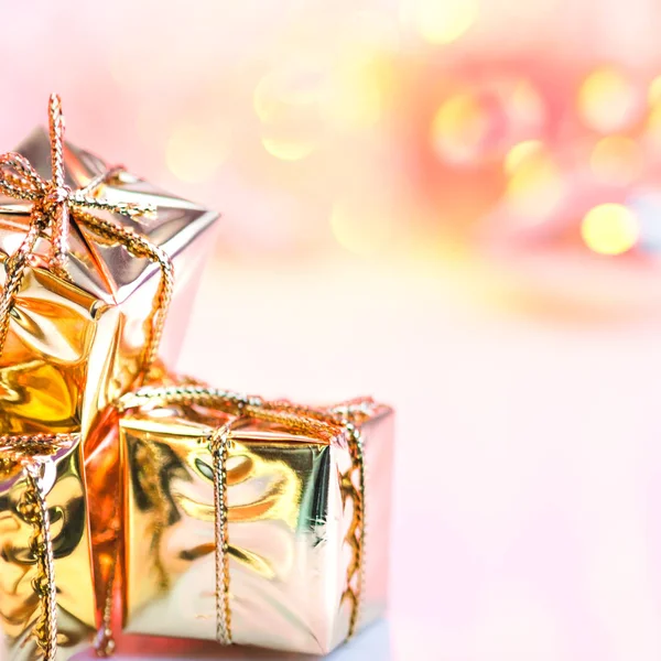 Frohe Weihnachten Neujahr Geschenke Goldenen Schachteln Auf Rosa Und Gelben — Stockfoto