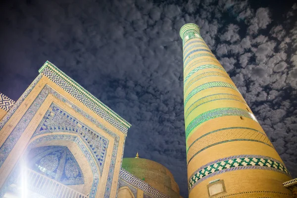 Islam Khoja Minarete Por Noche Khiva Uzbekistán —  Fotos de Stock