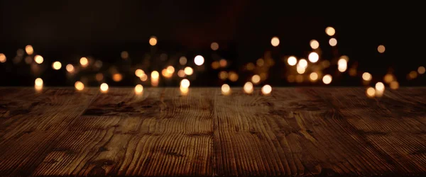 Goldene Und Silberne Lichter Auf Dunklem Rustikalem Holz Für Eine — Stockfoto