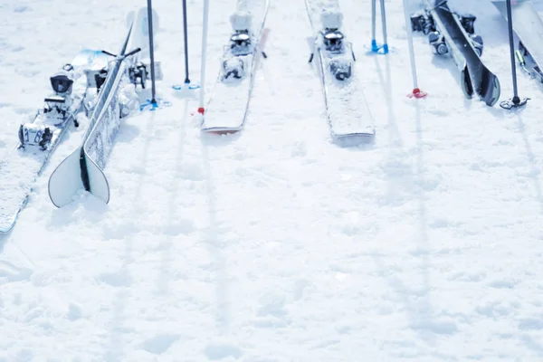 Équipement Ski Sur Colline Enneigée — Photo