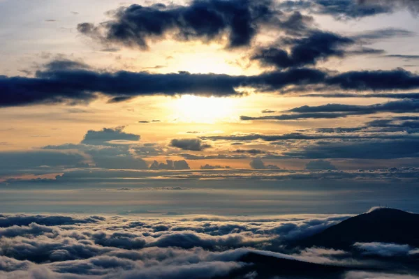 Krásná Příroda Krajina Slunce Nad Mořskou Mlhou Která Pokrývá Hory — Stock fotografie