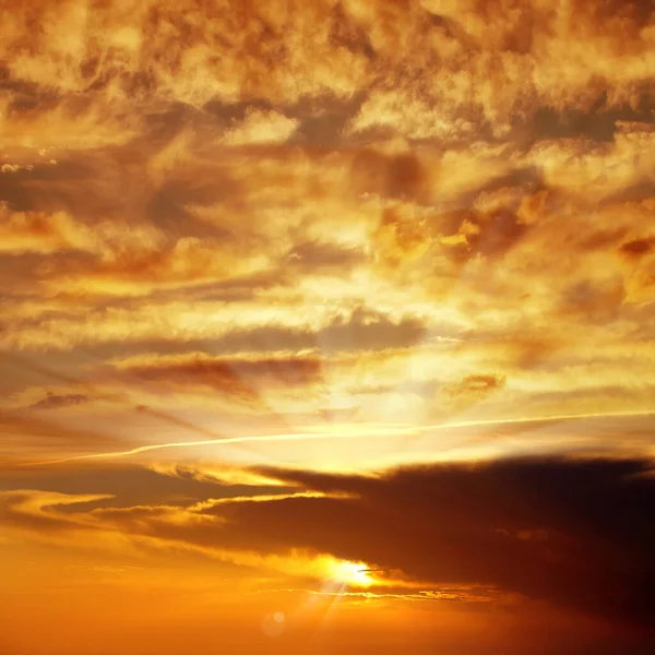 美しくドラマチックな夕焼け空 — ストック写真