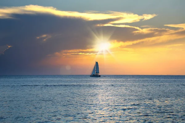 Colorful Seascape Image Shiny Sea Sailboat Cloudy Sky Sun Sunset — 스톡 사진