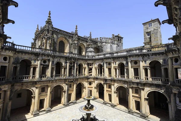 メインの回廊 ヨーロッパのルネサンスと背景に トマール ポルトガルのゴシック様式の教会の傑作のビュー — ストック写真