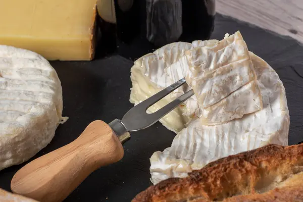 Bir Camembert Peyniri Geleneksel Normandiya Fransız Ekmek Ile — Stok fotoğraf