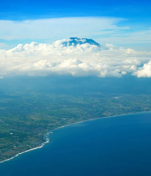 Vista Aérea Desde Aiprlane Orilla Del Mar Bali Volcán Agung — Foto de Stock